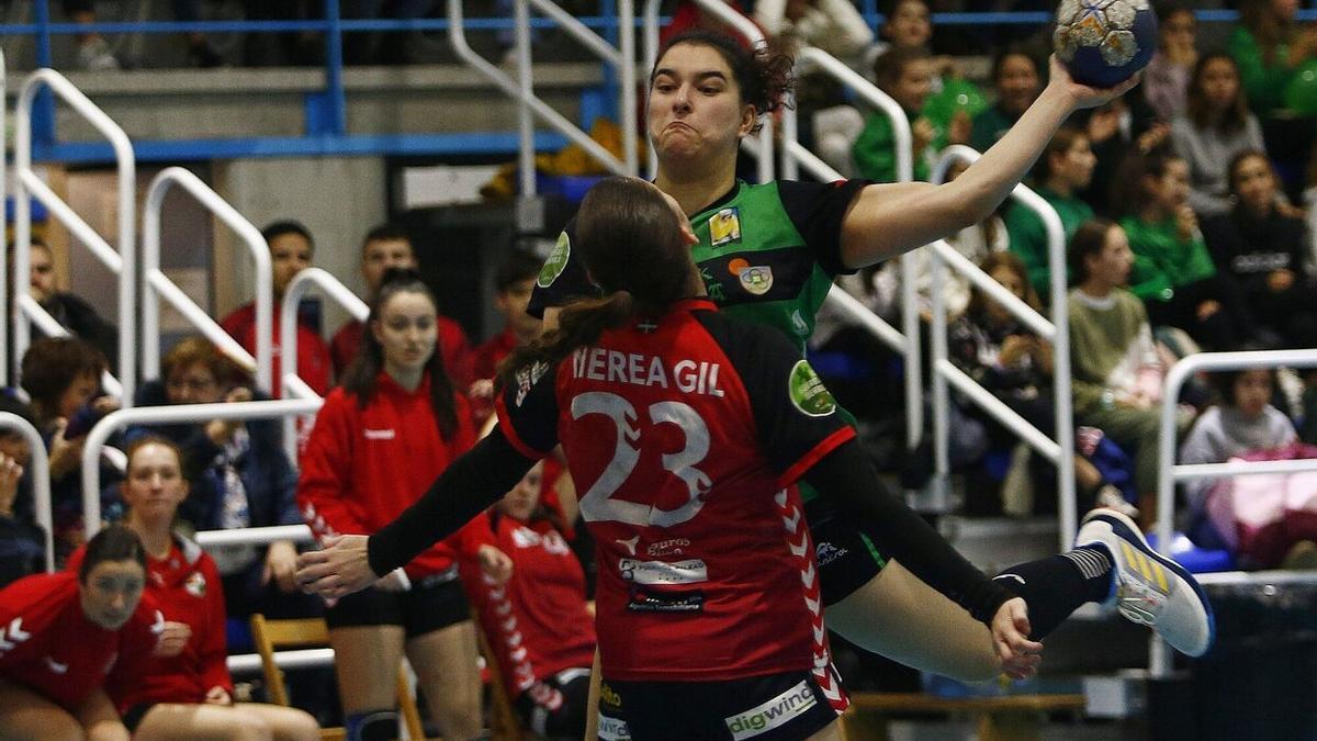 Valeska Lovera, la máxima goleadora del equipo navarro, defendida por la txantreana Nerea Gil.