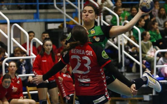 Valeska Lovera, la m&aacute;xima goleadora del equipo navarro, defendida por la txantreana Nerea Gil.