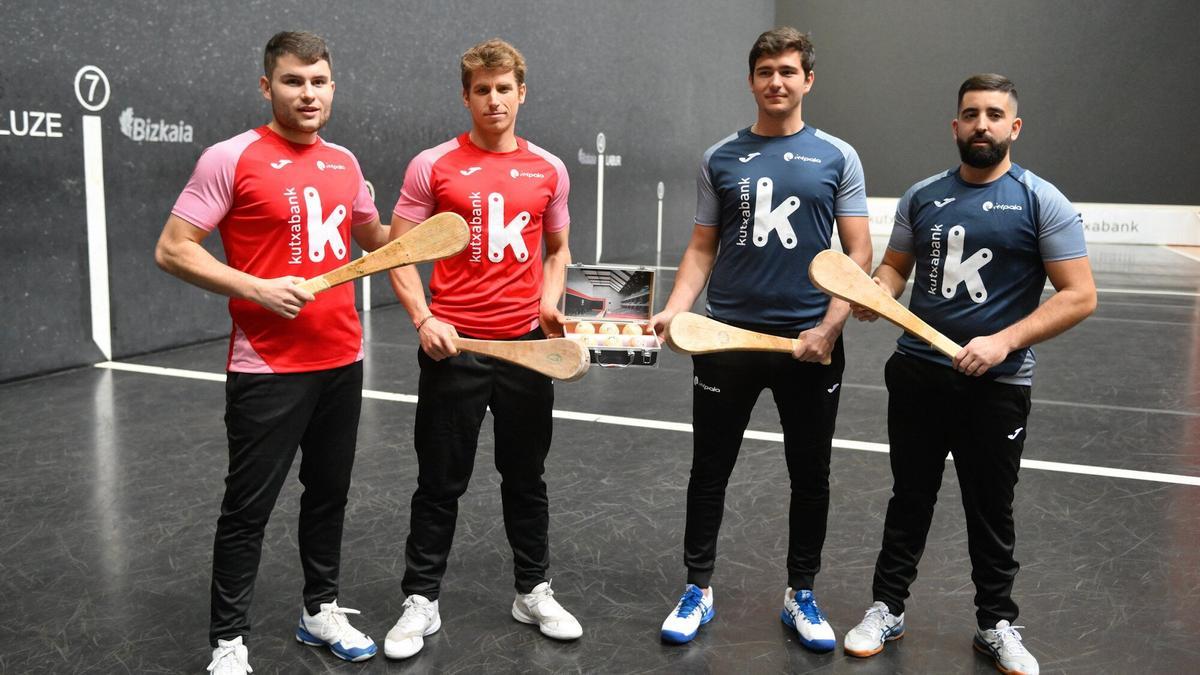Asier del Río, Dan Necol, Román Maldonado e Ibai Pérez, en la elección de material para la final de la Liga Kutxabank de pala.