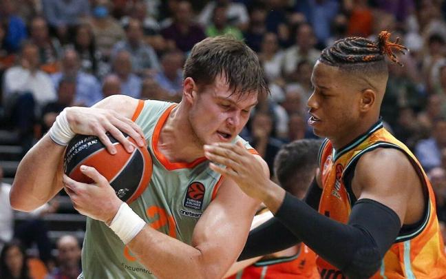 Kotsar, el mejor baskonista de la noche, pugna con Rivero durante el triunfo conseguido ante el Valencia Basket