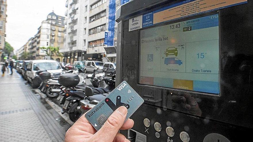 Una persona paga la OTA en Donostia.