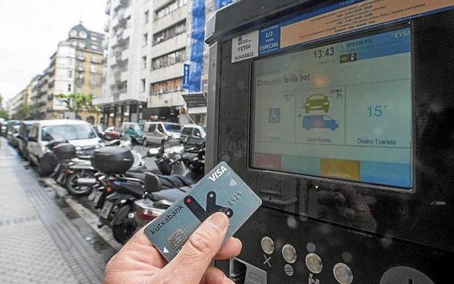 Una persona paga la OTA en Donostia.