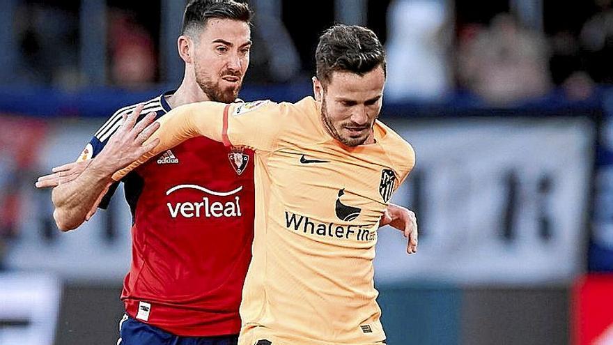 Sa&uacute;l, presionado por Moi G&oacute;mez. | FOTO: EFE