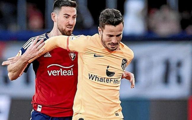 Sa&uacute;l, presionado por Moi G&oacute;mez. | FOTO: EFE