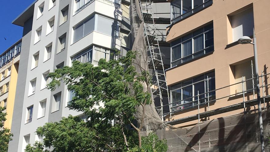 Vídeo: Cortan la calle Reyes de Navarra por peligro de caída de un andamio