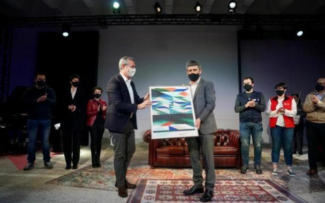 El diputado general, Markel Olano, entrega el Abbadia Saria al presidente del Grupo Fagor, Joxean Alustiza