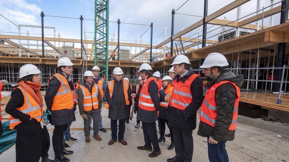 El vicepresidente Aierdi en la visita al edificio de madera de viviendas de alquiler oficial que se está construyendo en Mutilva