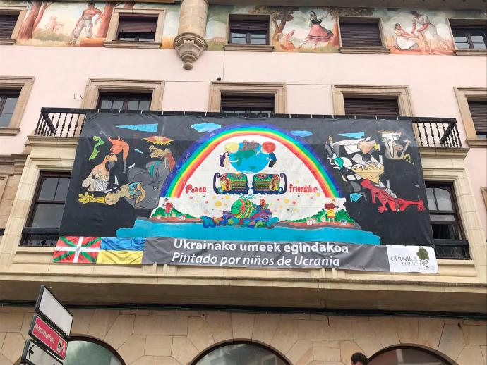 El mural colgado en una fachada de la calle Adolfo Urioste.