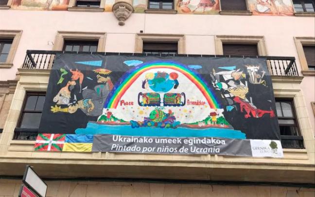El mural colgado en una fachada de la calle Adolfo Urioste.