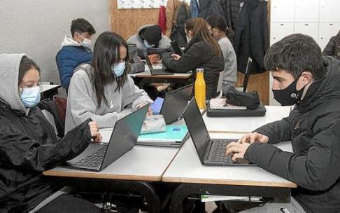 Estudiantes de del colegio Urkide de Vitoria, durante una clase. Foto: Josu Chavarri