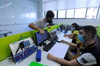 Estudiantes de informática en el centro de Formación Profesional de Jesuitas.