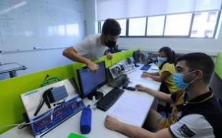 Estudiantes de informática en el centro de Formación Profesional de Jesuitas.