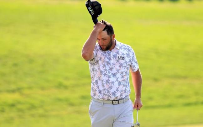 Jon Rahm, en el momento de abandonar el green del 18 en la tercera jornada de The Memorial.