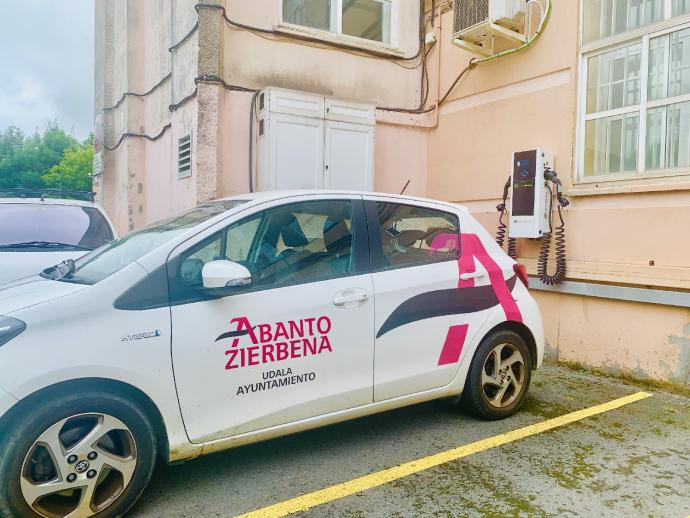 El primer poste de carga para vehículos eléctricos se ha instalado en el edificio consistorial