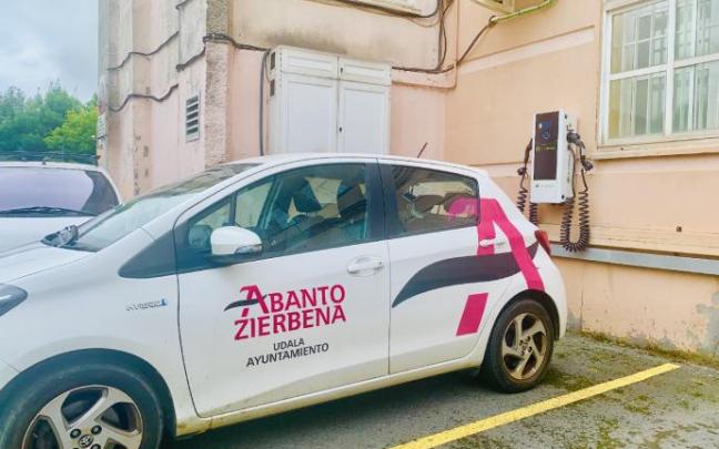 El primer poste de carga para vehículos eléctricos se ha instalado en el edificio consistorial