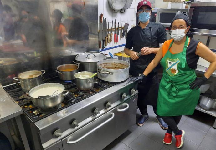 Varios restauradores del municipio minero se encargan de preparar los menús solidarios.