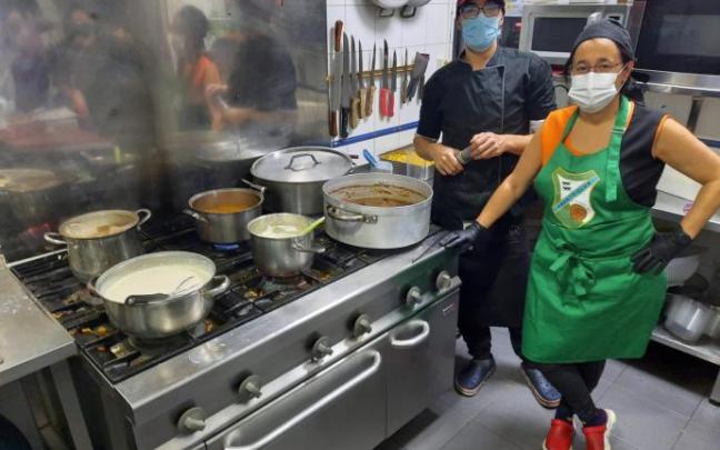 Varios restauradores del municipio minero se encargan de preparar los menús solidarios.