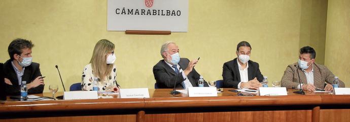 José Ignacio Zudaire, en el centro, junto a representantes de Petronor, Irizar y Nortegas, en la jornada de ayer en la Cámara de Comercio de Bilbao.