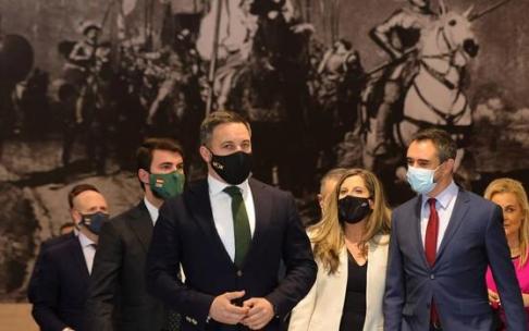 El líder de Vox, Santiago Abascal, delante de el nuevo vicepresidente de Castilla y León, el ultra Juan García Gallardo