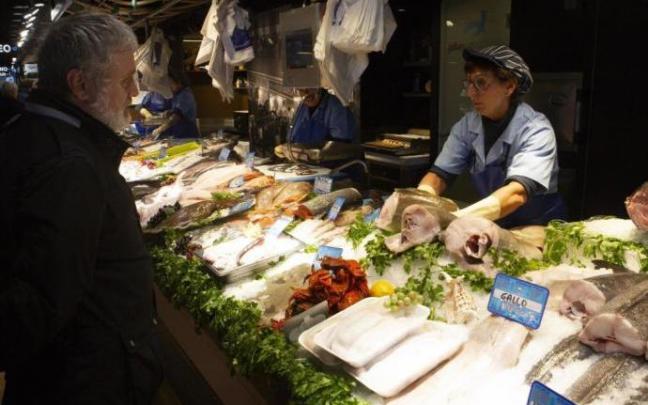 Una persona hace la compra de cara a las celebraciones de Navidad.