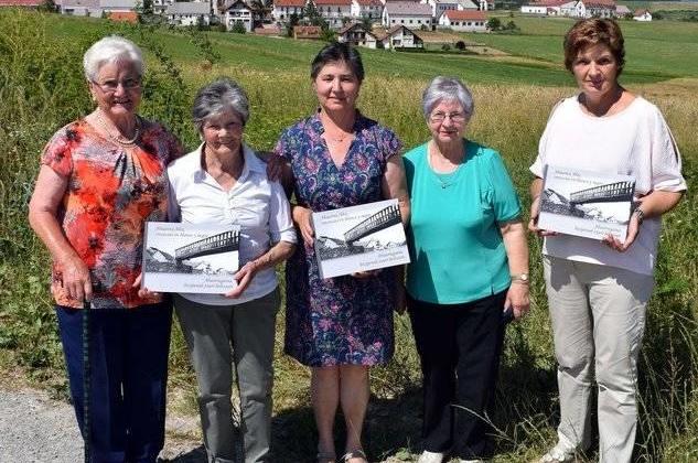 Pascuala Ilincheta, Claudia Merino, Blanca Carballo, Trini Loperena y Marisol Loperena son algunas de las participantes en el proyecto.