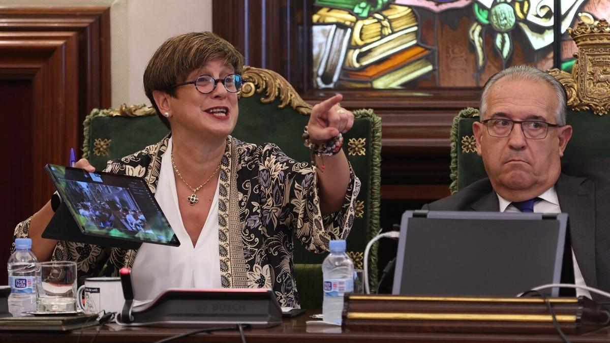 Ana Elizalde junto al alcalde Maya, durante un Pleno en el Ayuntamiento de Pamplona.