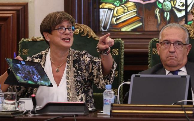 Ana Elizalde junto al alcalde Maya, durante un Pleno en el Ayuntamiento de Pamplona.