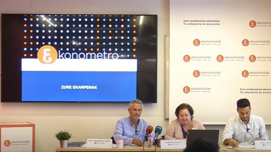 Los economistas I&ntilde;aki Fern&aacute;ndez de Gamboa, Mercedes Vallejo y Javier Corral-Lage, durante la presentaci&oacute;n del Ekonometro.