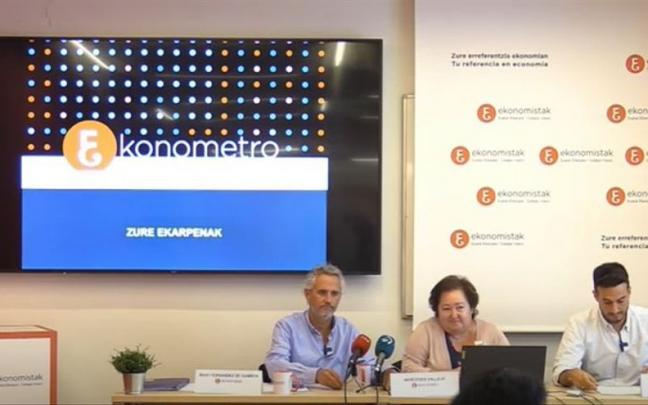 Los economistas I&ntilde;aki Fern&aacute;ndez de Gamboa, Mercedes Vallejo y Javier Corral-Lage, durante la presentaci&oacute;n del Ekonometro.