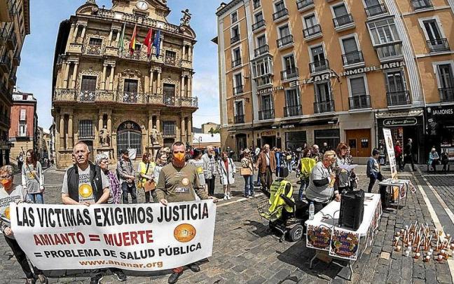 Víctimas de amianto, durante una protesta en la Plaza Consistorial de Pamplona. | FOTO: IBAN AGUINAGA Víctimas de amianto, durante una protesta en la Plaza Consistorial de Pamplona. | FOTO: IBAN AGUINAGA