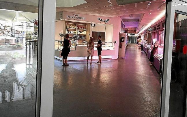 Uno de los cuatro accesos al Mercado del Ensanche, que afronta sin climatización estos días de calor. | FOTO: JAVIER BERGASA