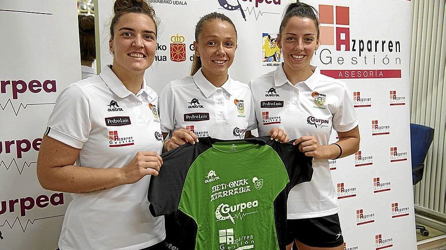 María de Uriarte (i), Paula García Locay y Natalia Montilla, ayer en el polideportivo Hermanos Induráin durante su presentación.