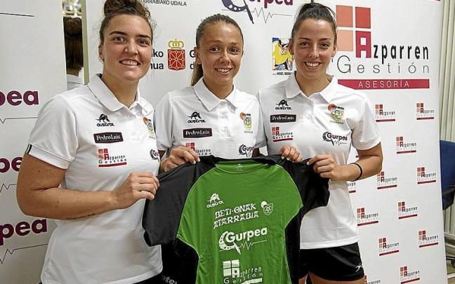 Mar&iacute;a de Uriarte (i), Paula Garc&iacute;a Locay y Natalia Montilla, ayer en el polideportivo Hermanos Indur&aacute;in durante su presentaci&oacute;n.
