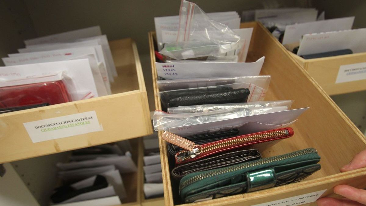 Imagen de archivo de unas carteras en la Oficina de Objetos Perdidos