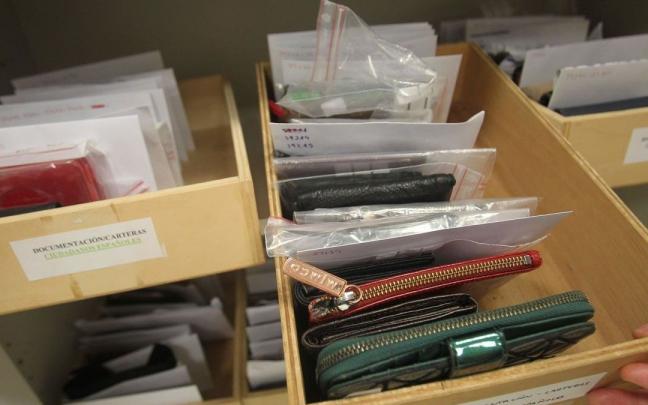 Imagen de archivo de unas carteras en la Oficina de Objetos Perdidos