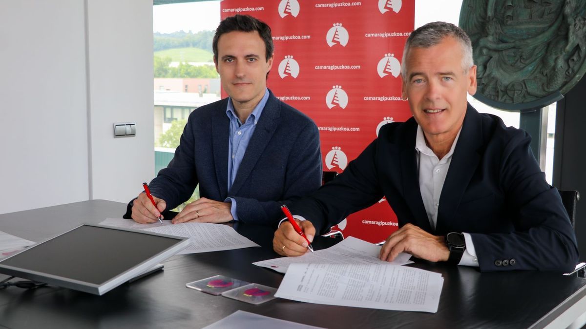 El diputado de Promoción Económica, Jabier Larrañaga, y el presidente de la Cámara de Gipuzkoa, Pedro Esnaola.