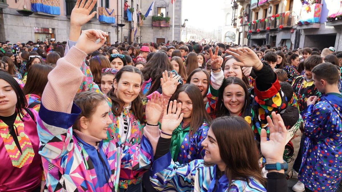 Varias jóvenes, en plaza Zaharra de Tolosa, antes del txupinazo de Inuteriak 2023