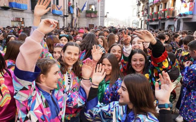 Varias jóvenes, en plaza Zaharra de Tolosa, antes del txupinazo de Inuteriak 2023