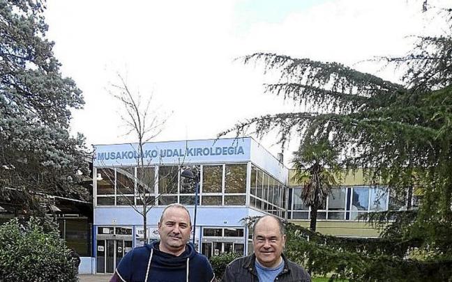 Los ediles Kepa Urteaga y Fernando Okina, delante del polideportivo. Los ediles Kepa Urteaga y Fernando Okina, delante del polideportivo.