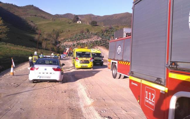 Los bomberos en el lugar del accidente. Los bomberos en el lugar del accidente.