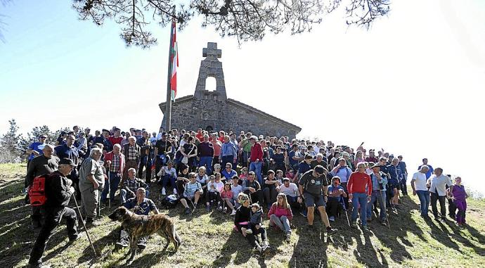 Decenas de militantes jeltzales acompañaron ayer a Andoni Ortuzar en la tradicional subida al monte Bizkargi de Muxika. Foto: José Mari Martínez