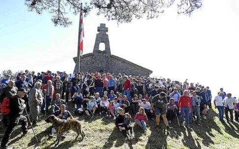 Decenas de militantes jeltzales acompañaron ayer a Andoni Ortuzar en la tradicional subida al monte Bizkargi de Muxika. Foto: José Mari Martínez Decenas de militantes jeltzales acompañaron ayer a Andoni Ortuzar en la tradicional subida al monte Bizkargi de Muxika. Foto: José Mari Martínez