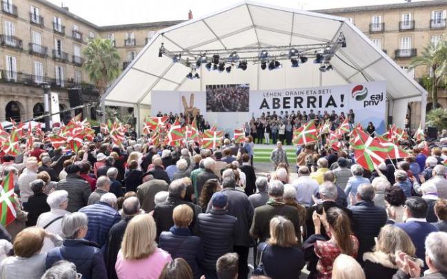 El PNV celebrando en 2017 el Aberri Eguna en la plaza nueva de Bilbao El PNV celebrando en 2017 el Aberri Eguna en la plaza nueva de Bilbao