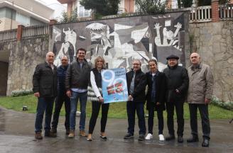 Presentación del Aberri Eguna ante el mural que replica el Guernica de Picasso