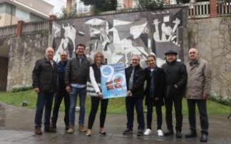 Presentación del Aberri Eguna ante el mural que replica el Guernica de Picasso