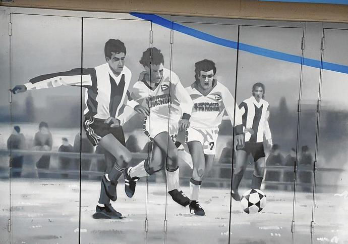 Imagen del partido Abetxuko-Deportivo Alavés, pintada en una de las puertas de Mendizorroza (Dibujo de Iraultza 1921). Entrada del partido en el campo de Ametxa. Foto: Deferencia de Fidel Amado.