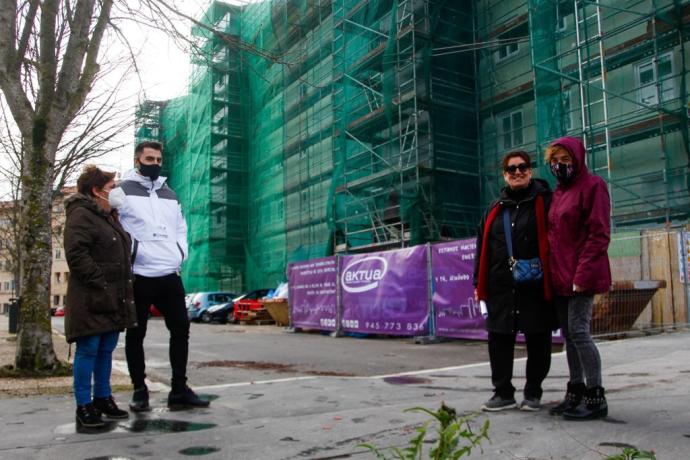 Vecinos, junto a las obras de reforma del edificio.