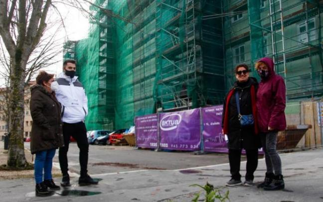 Vecinos, junto a las obras de reforma del edificio. Vecinos, junto a las obras de reforma del edificio.