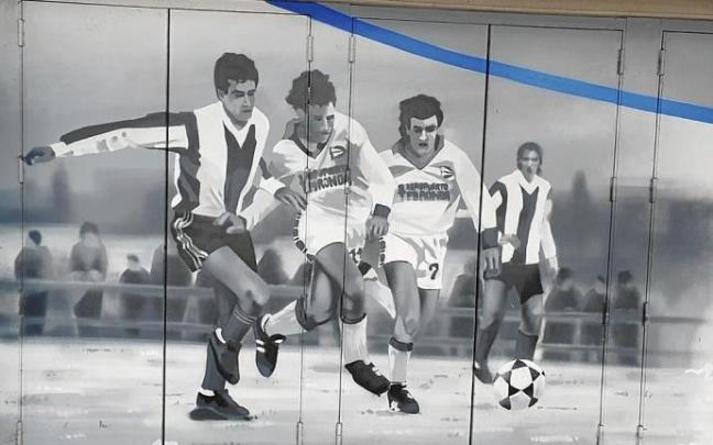 Imagen del partido Abetxuko-Deportivo Alavés, pintada en una de las puertas de Mendizorroza (Dibujo de Iraultza 1921). Entrada del partido en el campo de Ametxa. Foto: Deferencia de Fidel Amado. Imagen del partido Abetxuko-Deportivo Alavés, pintada en una de las puertas de Mendizorroza (Dibujo de Iraultza 1921). Entrada del partido en el campo de Ametxa. Foto: Deferencia de Fidel Amado.