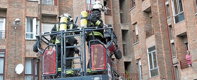 Arriba, actuación de los Bomberos de Vitoria en el barrio de Adurza. En la foto de al lado se ve cómo los profesionales del servicio de extinción de incendios y salvamento extinguen un incendio sucedido en Abetxuko.